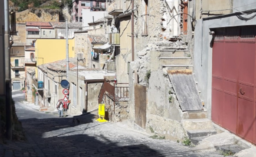 Crollo palazzina a Enna, strada riaperta al traffico, attesa per la Ztl
