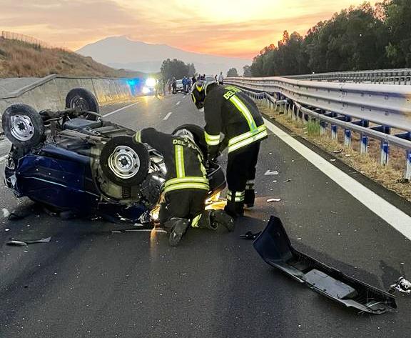 Auto ribaltata in autostrada, tre feriti lungo la A 19 in direzione Palermo