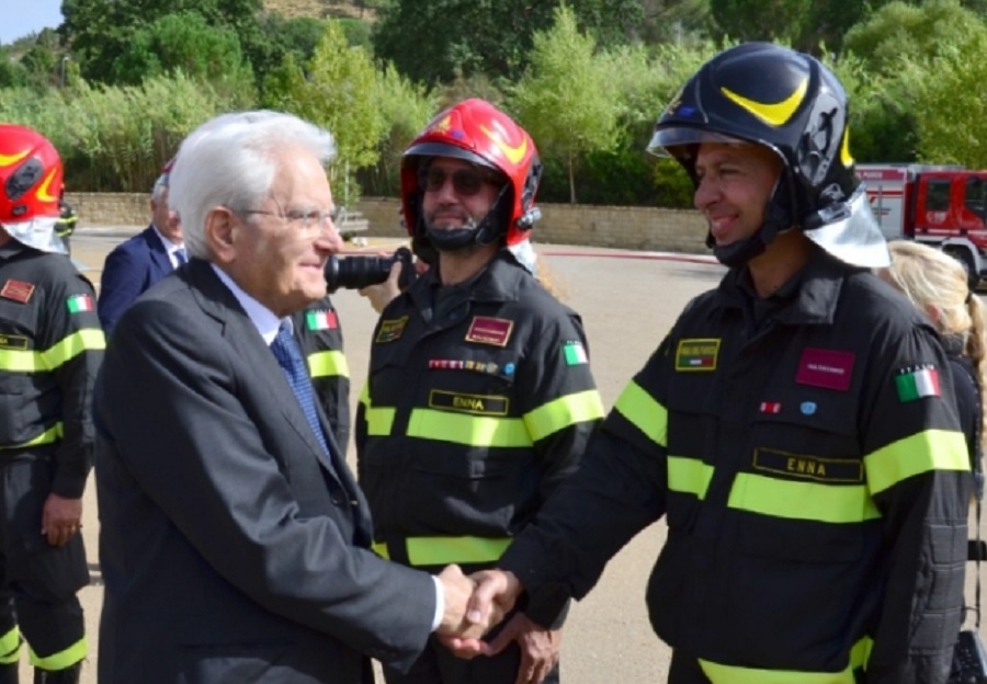 L’incontro tra i pompieri di Troina e Mattarella, “presidente, che onore”