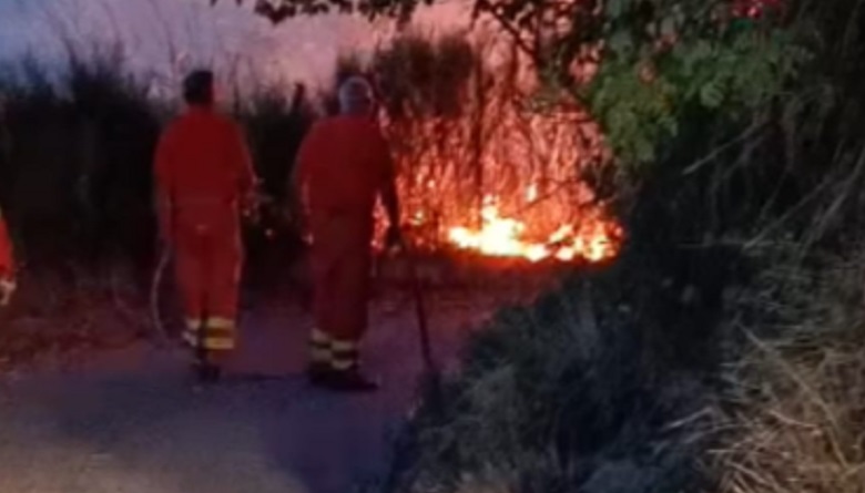 Incendio ad Aidone, fiamme minacciano una casa