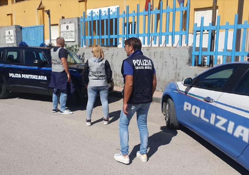 Droga nel carcere, perquisizioni nel Catanese, indagini su banda etnea