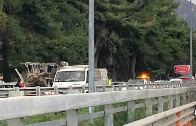 Furgone in fiamme sull’autostrada in direzione Enna