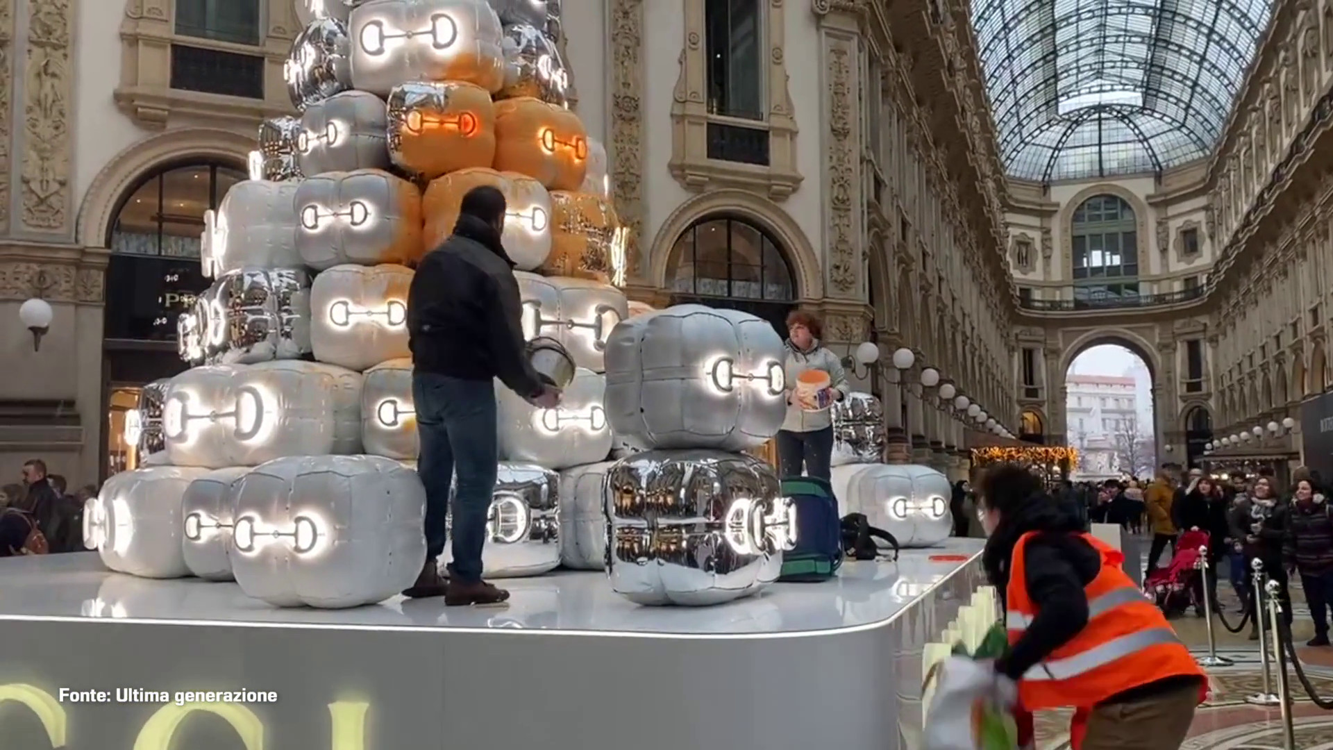 Ambientalisti gettano vernice su albero di Natale in Galleria a Milano