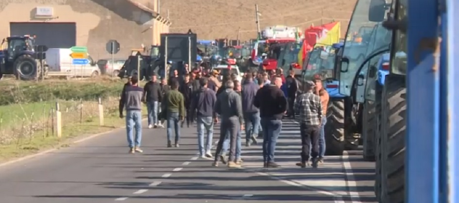 Agricoltori bloccano traffico, code sulla A19