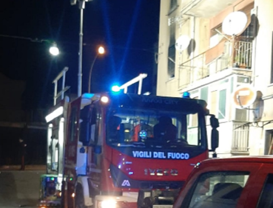 Incendio in casa, donna salvata da passanti, “corto circuito”