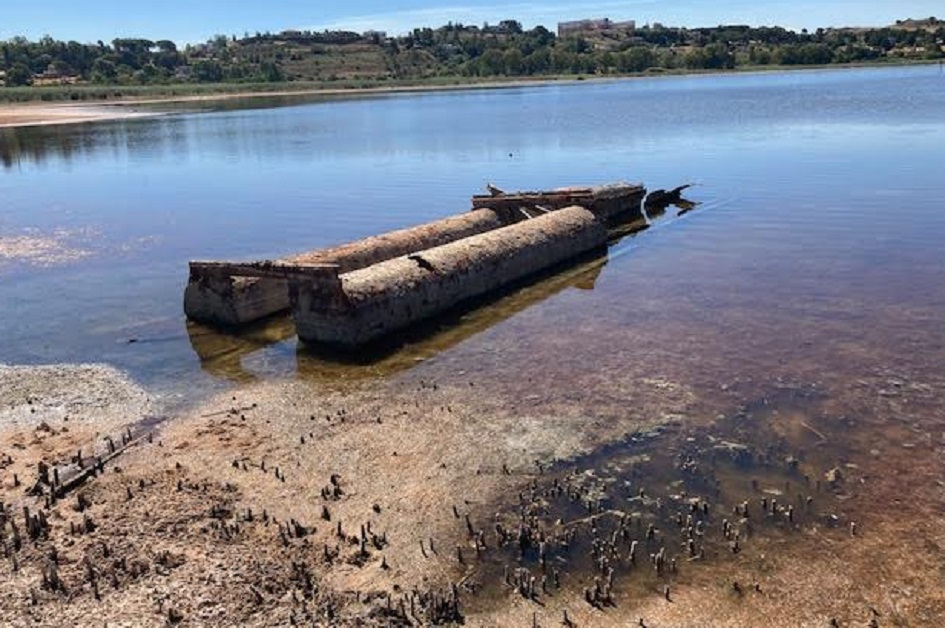 Lago prosciugato, riemergono resti ferrosi, bonifica ultimata