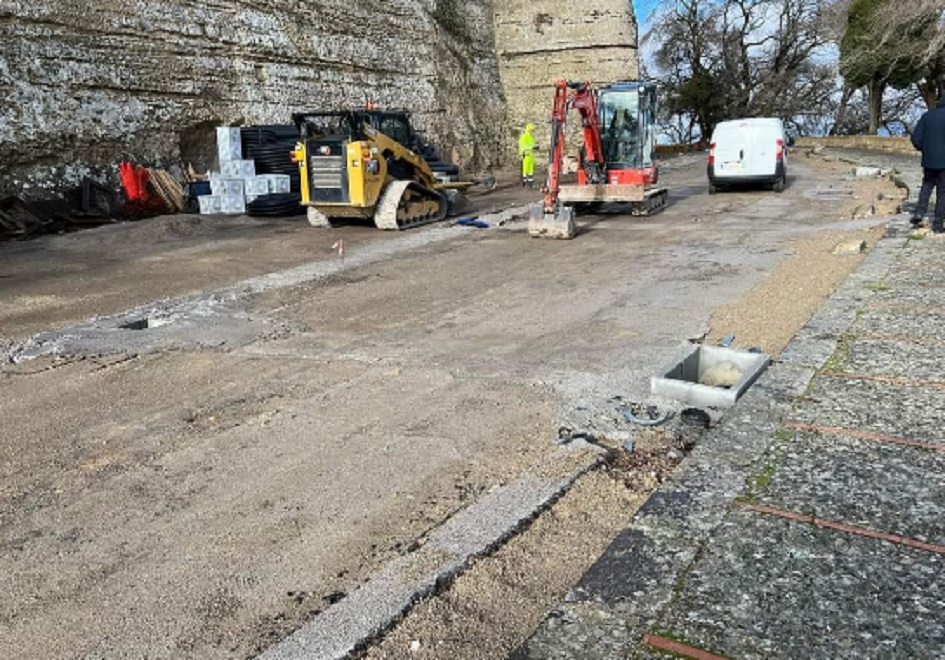 Lavori attorno al Castello di Lombardia, saltano i parcheggi