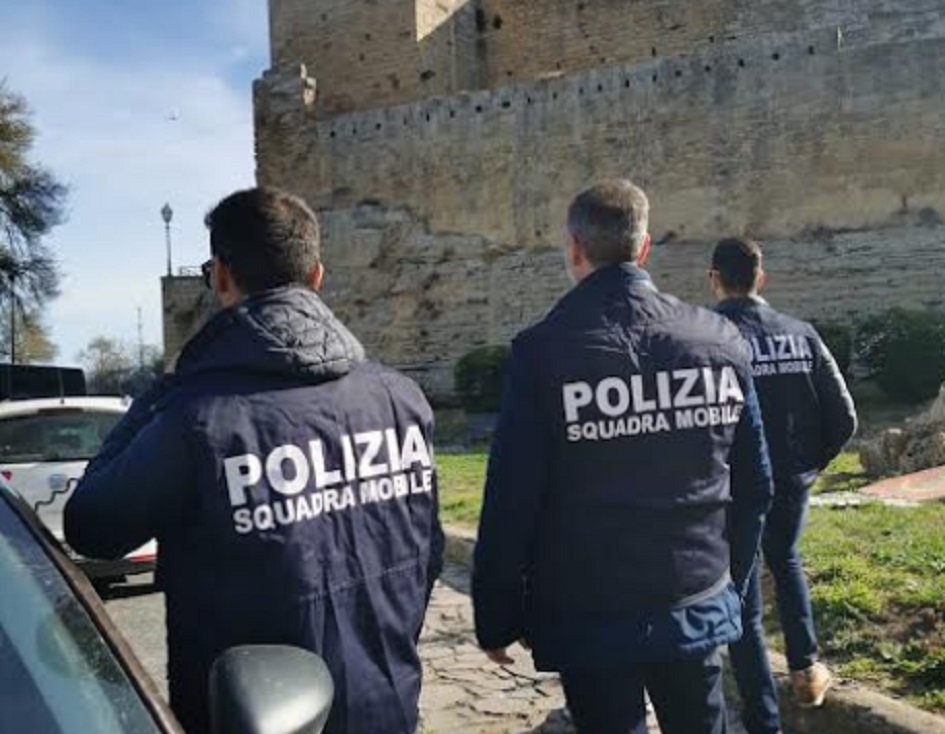 Omicidio del padre, polizia, “lite col figlio per soldi”