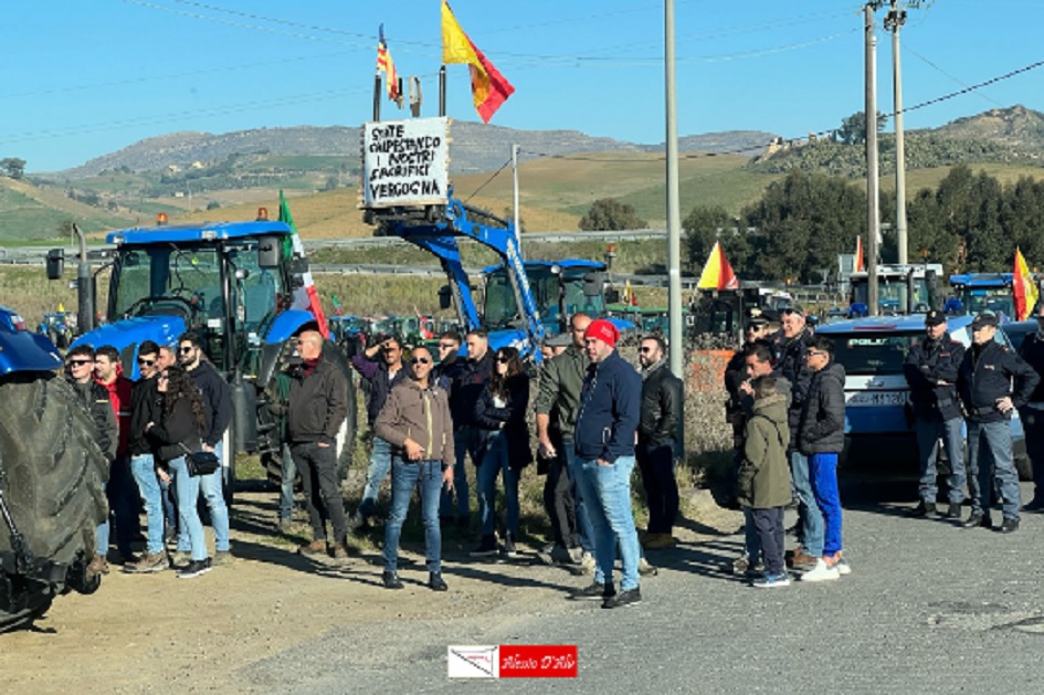 Agricoltori, la protesta con i trattori al Dittaino