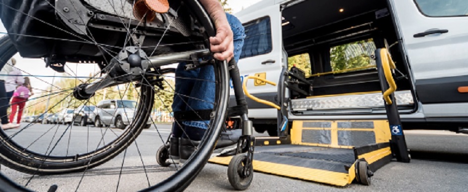 Trasporto dei disabili fermo, patente ritirata all’autista