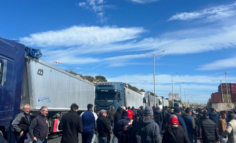 Agricoltori ennesi a Pozzallo, bloccati camion con grano canadese