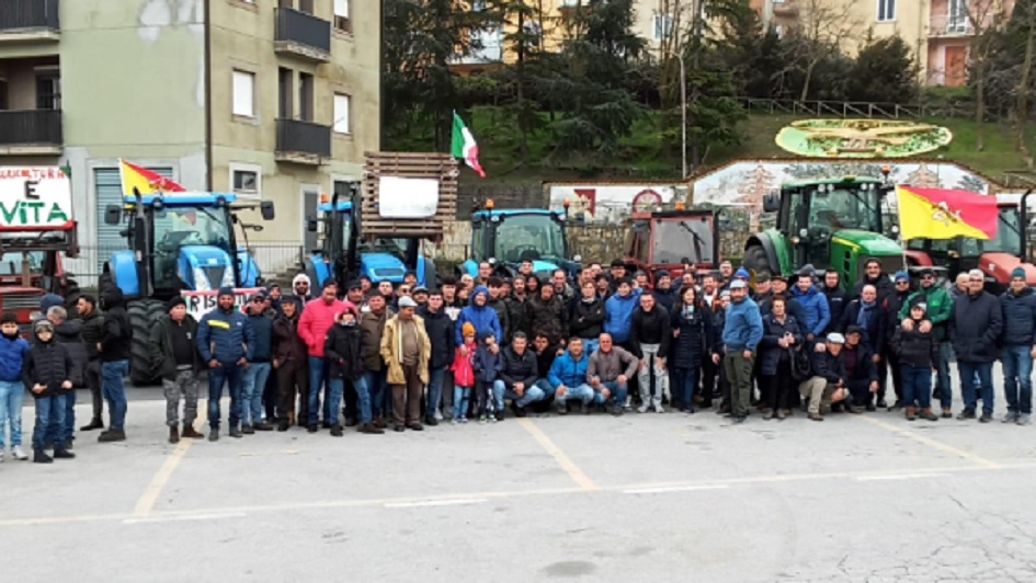 Agricoltori, il maltempo non ferma la protesta a Troina