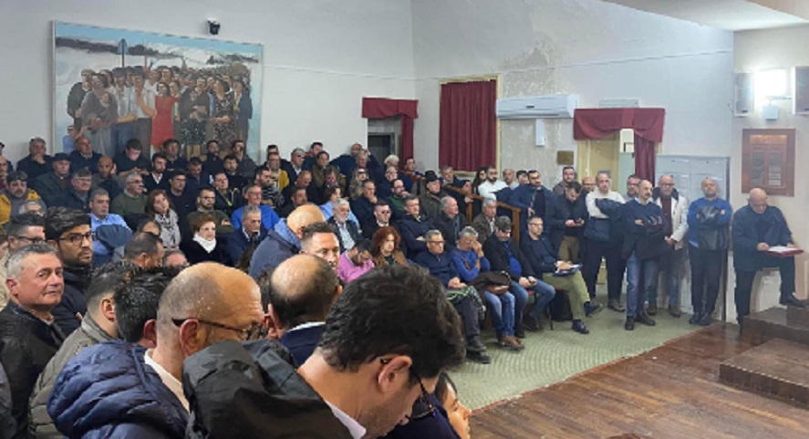 Agricoltori a Valguarnera, momenti di tensione in aula