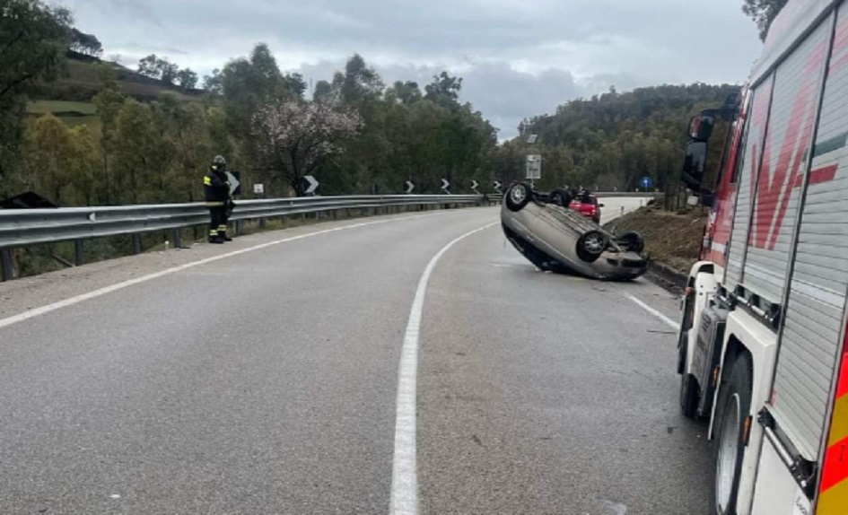 Incidente sulla Statale 117 bis, auto si ribalta