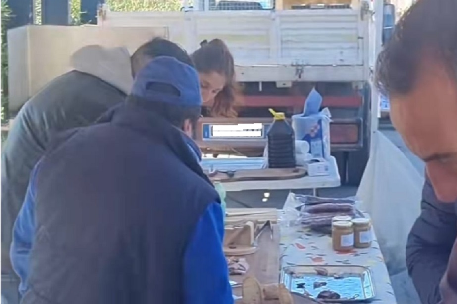 Agricoltori, protesta tra cibo, chiacchiere e vino