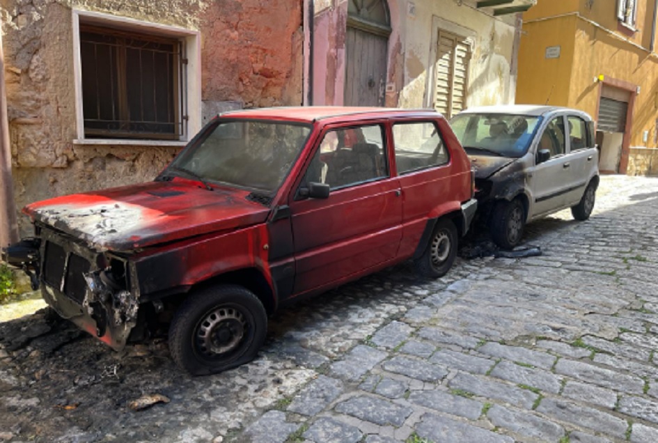 Calascibetta, messaggio al comandante dei vigili, bruciate le sue 2 auto