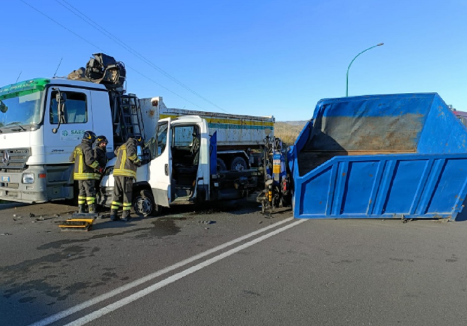 Furgone contro camion al Dittaino, ferito in ospedale