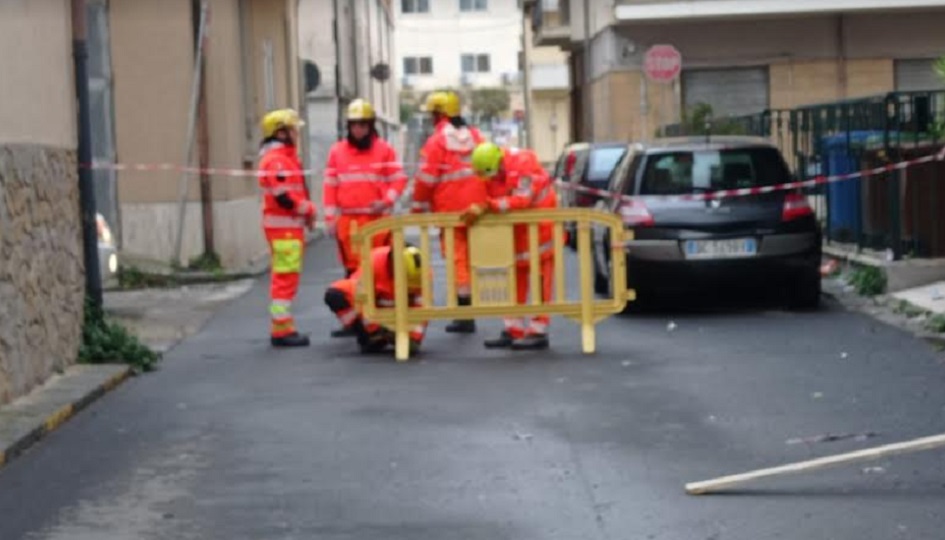 Maltempo ad Enna, il vento spezza gli alberi