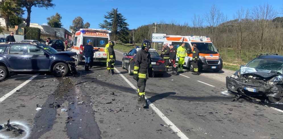 Scontro tra 2 auto sulla 117 bis, 2 feriti gravi