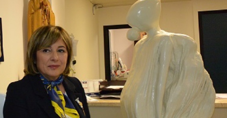 Oncologia, donata scultura di una donna coraggio