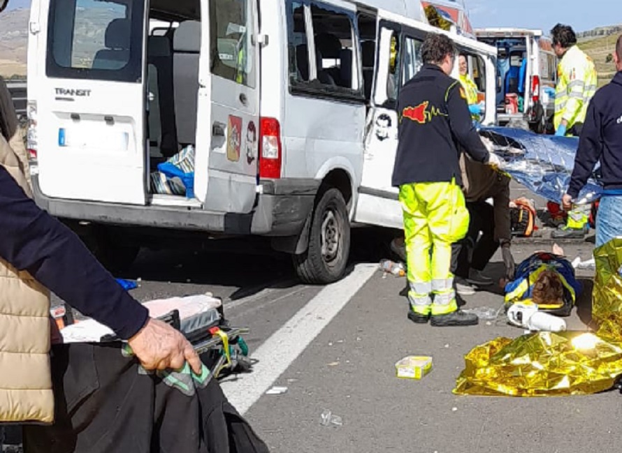 A19, grave incidente a Catenanuova, 7 feriti