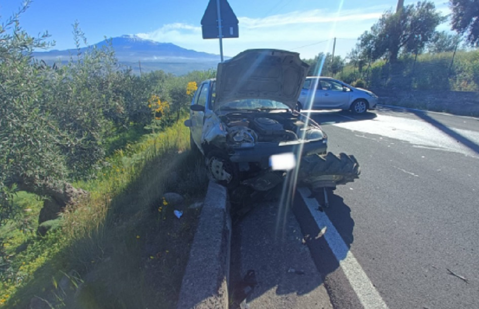 Sp 41, scontro tra auto e trattore, 2 feriti in ospedale