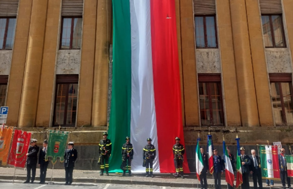 2 Giugno, il Tricolore sul palazzo della Camcom
