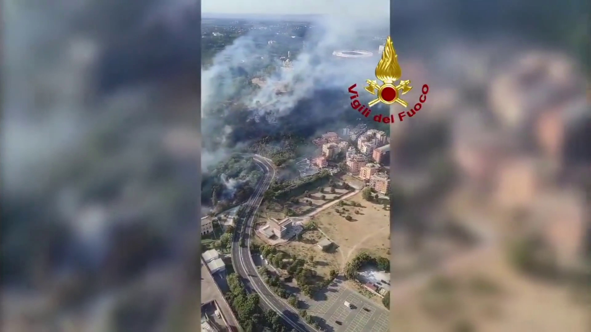 Roma in fiamme, le immagini dell’incendio a Monte Mario