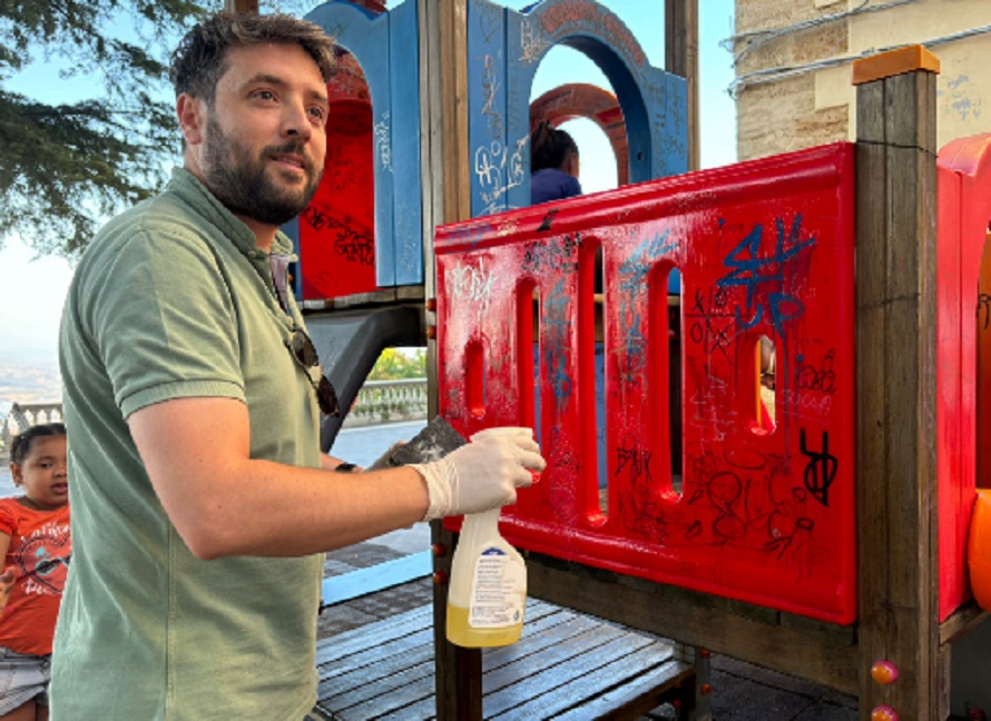 Pd, tolte le scritte volgari dalle giostrine del Belvedere