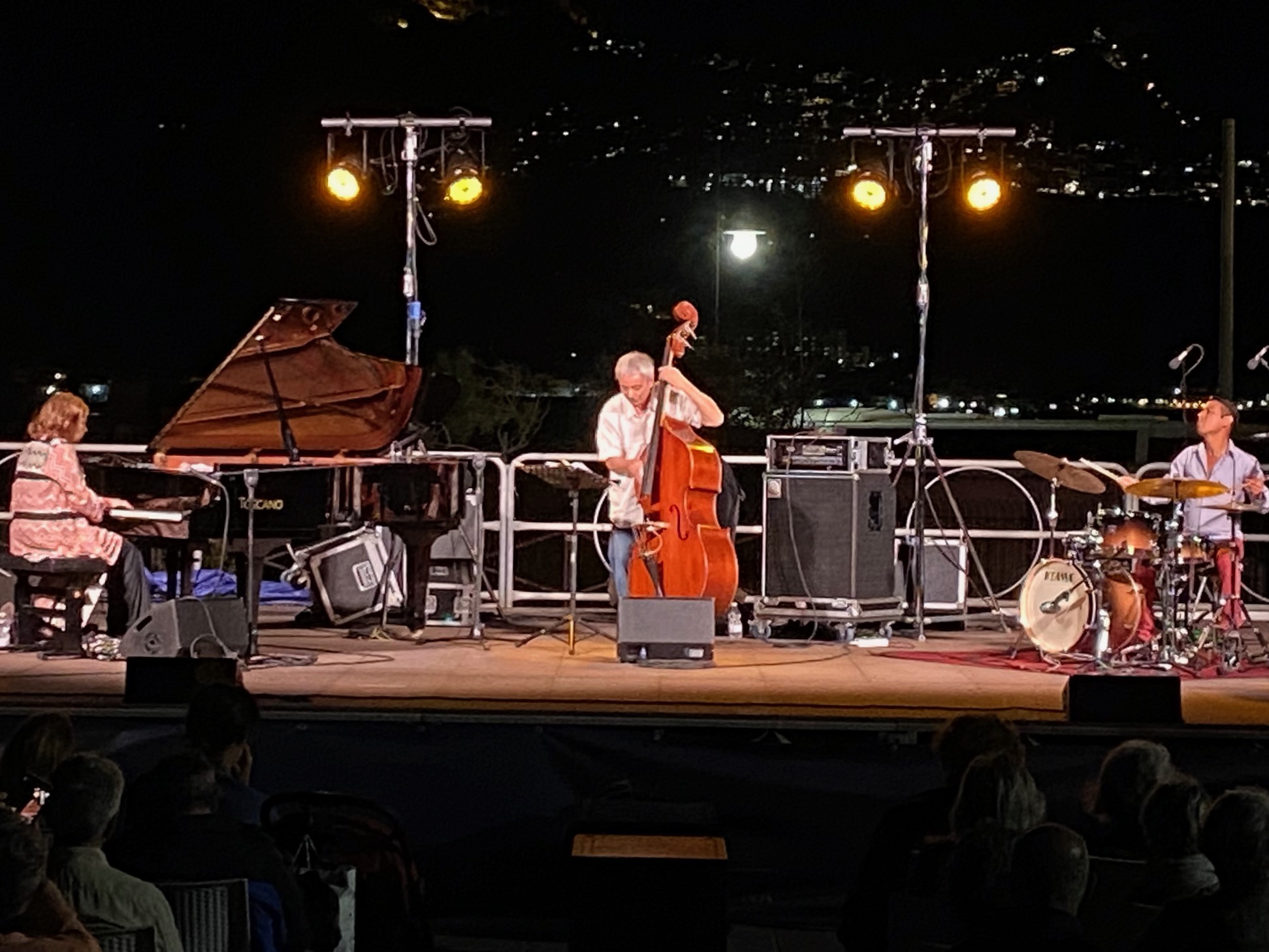 Al via la rassegna jazz al Parco di Naxos. Successo del concerto di Rita Marcotulli, Ares Tavolazzi e Israel Varela. Omaggio a Pino Daniele [VIDEO]