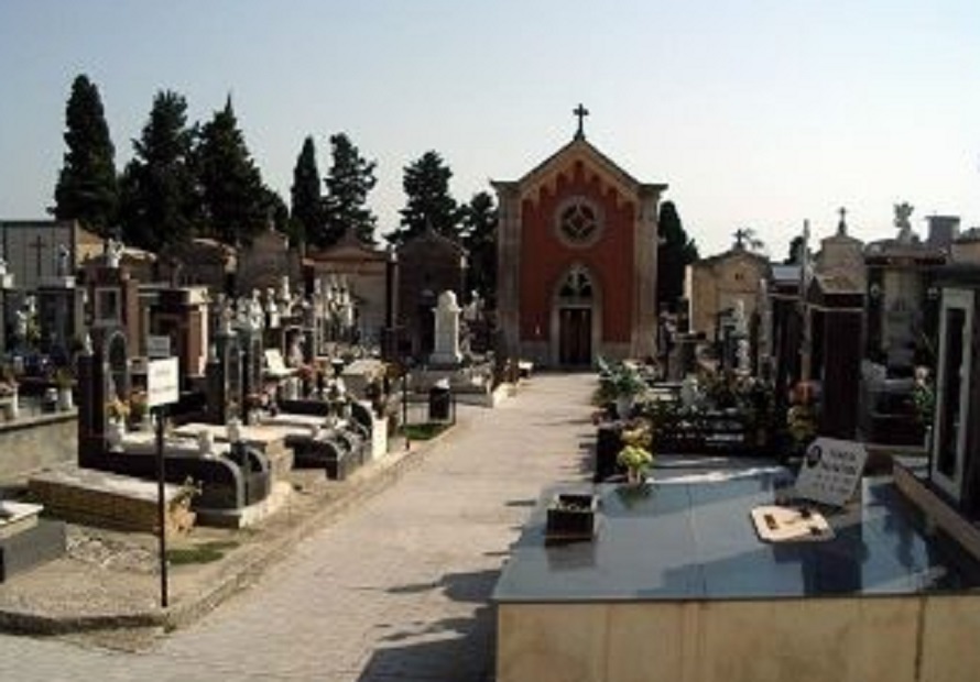 La bara in chiesa, Draià, “cimitero chiuso nei festivi, non per mancanza di fondi”