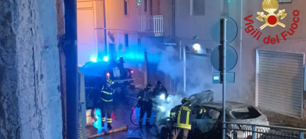 L’auto va in fiamme mentre guida, paura a Gagliano per una donna