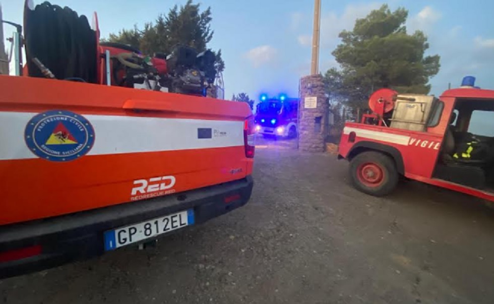 Rogo a Pergusa, una famiglia evacuata, l’allarme resta alto