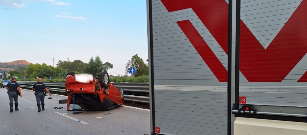 Scontro sulla A19, auto si ribalta, un altro veicolo in una scarpata, 3 feriti