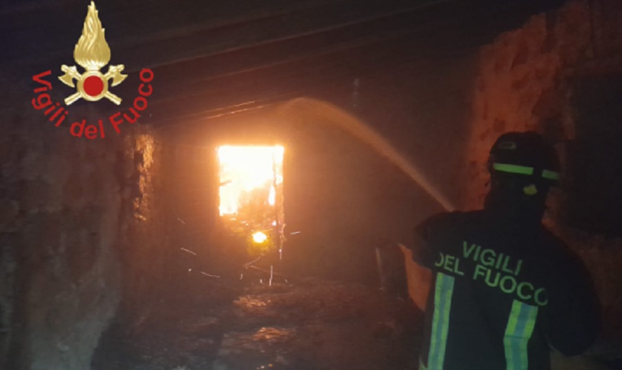 Incendio in azienda agricola di Nicosia, indagini sulle cause