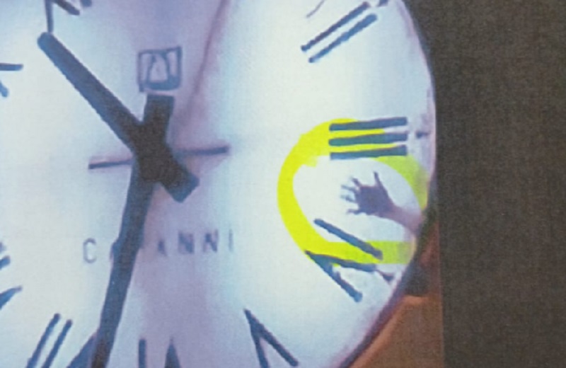 Mano di cartone nell’orologio, scherzo o gesto macabro?