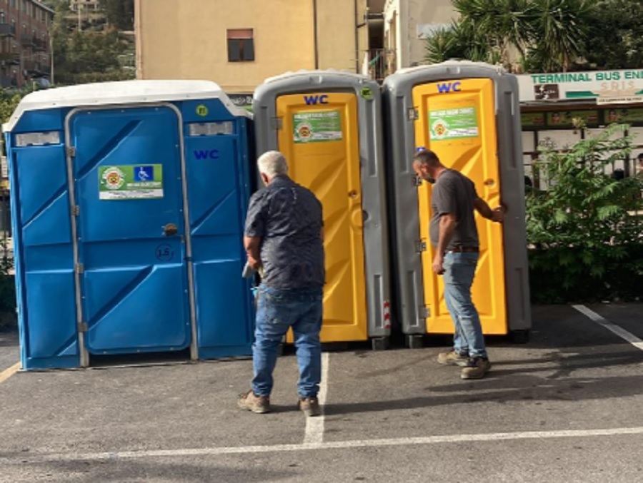 Locali con poche scorte d’acqua, installati i bagni chimici