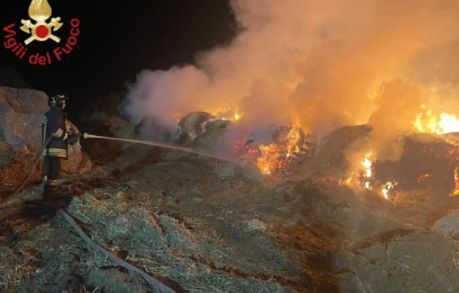 A fuoco un’azienda agricola di Piazza Armerina