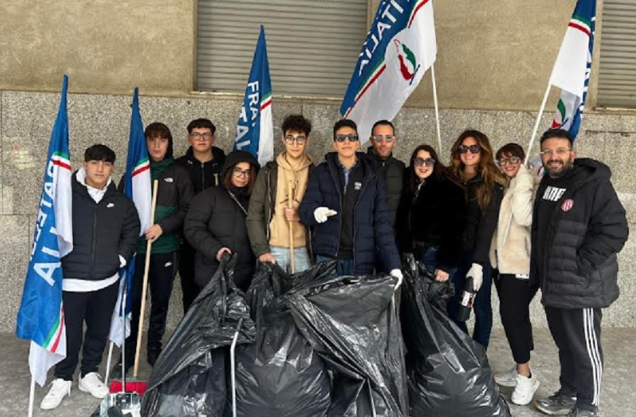 Rifiuti abbandonati a Nicosia, a raccoglierli i giovani di FdI
