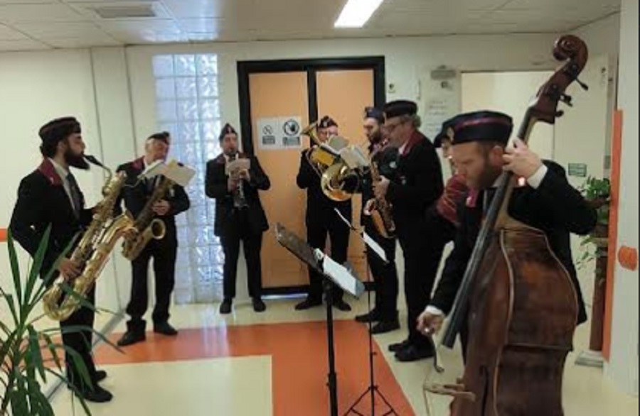 La polizia in ospedale, un concerto per i pazienti