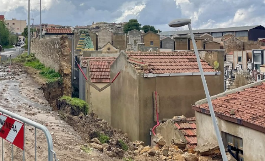 Danni del maltempo, chiuso il cimitero di Valguarnera