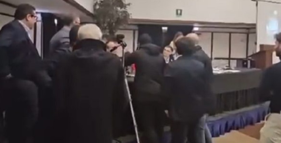 Caos nell’assemblea del Pd, Venezia attaccato, il video della rissa sfiorata