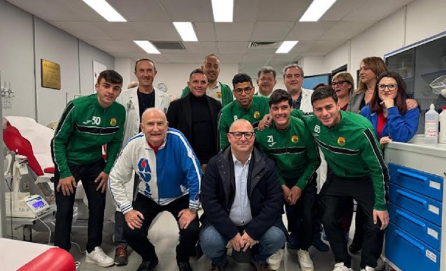 I calciatori dell’Enna in ospedale per donare sangue