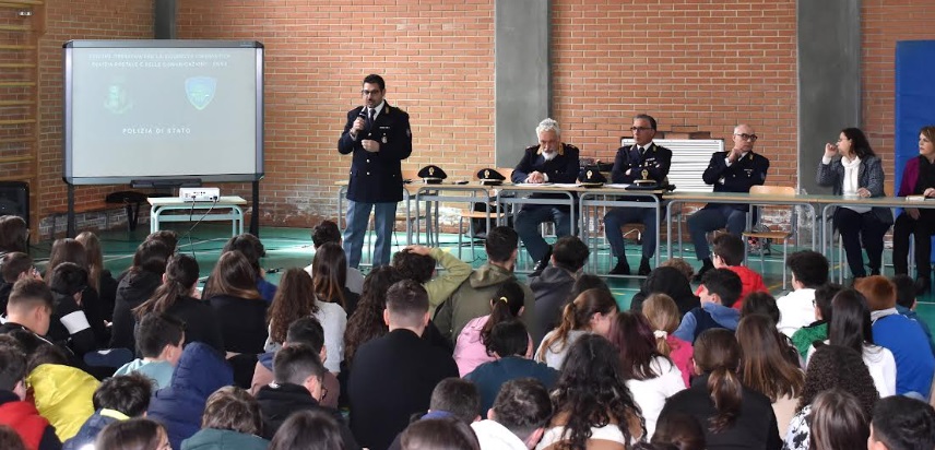 Bullismo e cyberbullismo, gli studenti incontrano la polizia