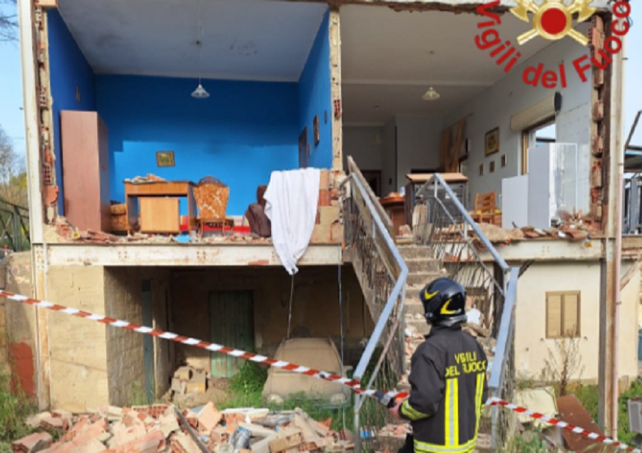 Esplosione in una casa a Pergusa per fuga di gas, un ferito