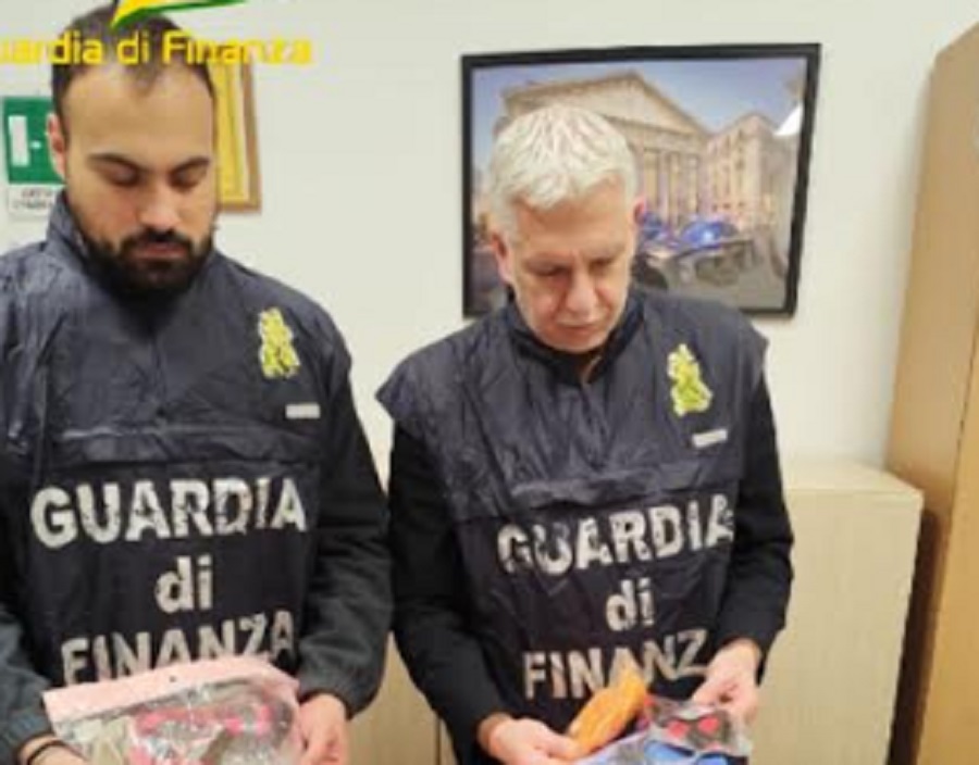Giocattoli per bimbi insicuri, sequestrati 500 prodotti dalla Finanza