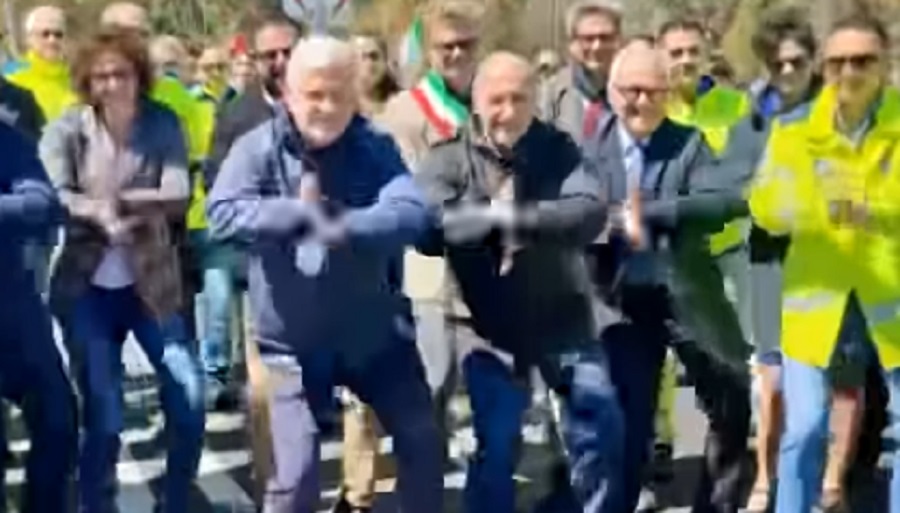 Svincolo aperto, spuntano la torta del ritardo e l’impietosa ironia sui festeggiamenti