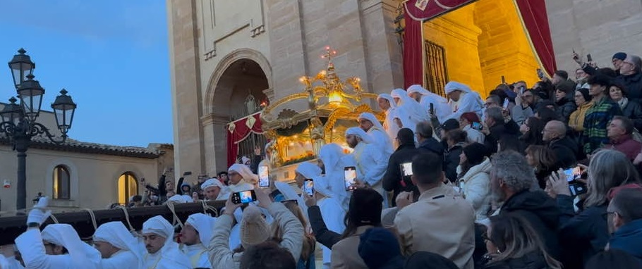 La processione del Venerdì Santo tra emozione e tradizione (VIDEO)