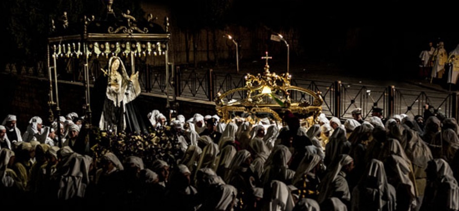 La processione del Venerdì Santo, l’emozione corre sulle strade di Enna