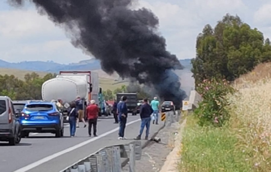 Paura sulla A19 ad Agira, camion va in fiamme